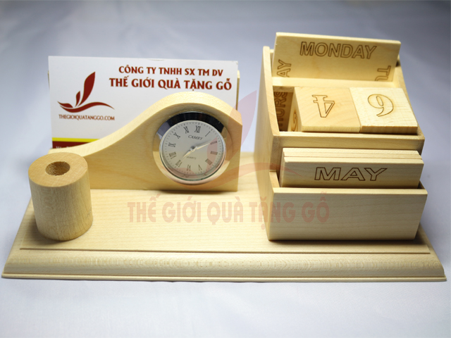 Lịch gỗ để bàn có đồng hồ, khe đựng namecard