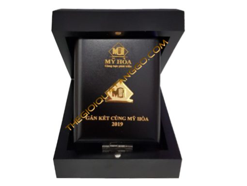 Hộp gỗ quà tặng đính logo vàng sang trọng